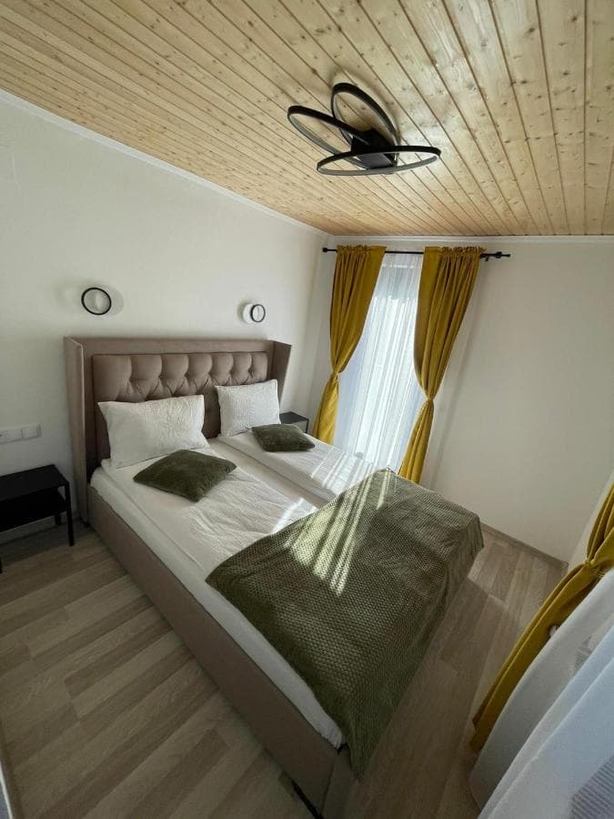 Dormitor cu pat dublu