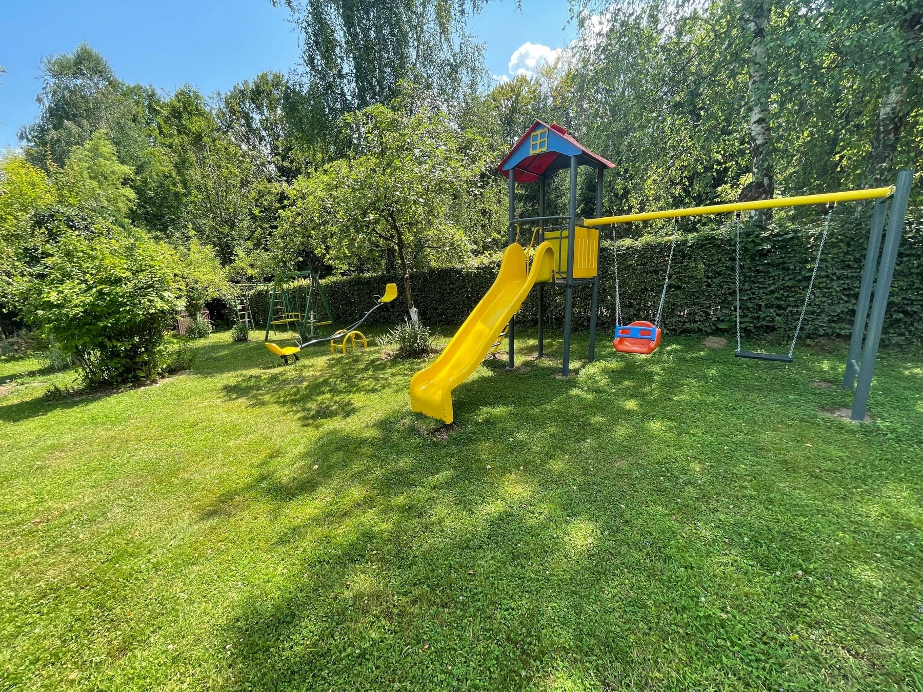 Loc de joacă și piscină