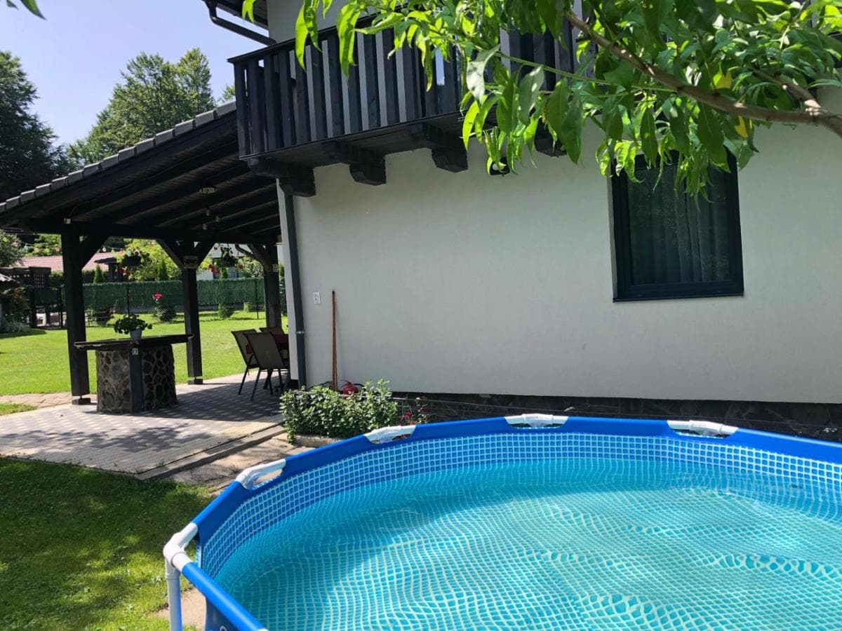 Loc de joacă și piscină